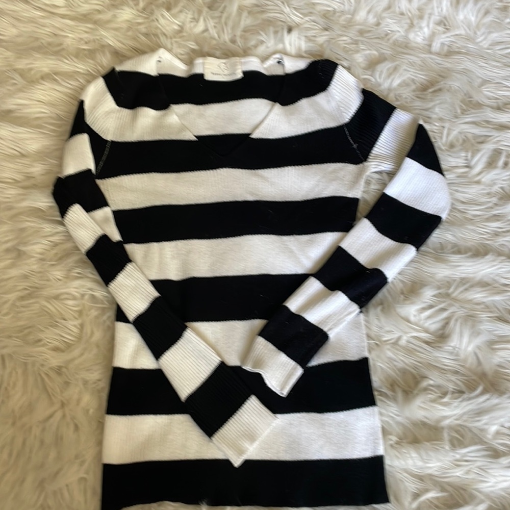 Super stretchy vneck top